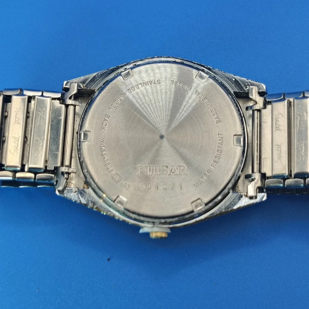 Vintage 1986 Pulsar by Seiko 34mm Men's Quartz Two Tone Watch Screw‎ Back